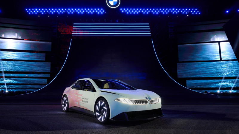 BMW продемонстрировал новый светящийся концепт на автосалоне в Шанхае