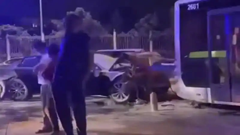 Четыре пострадавших в аварии с автобусом на улице Абая в Алматы 15 октября