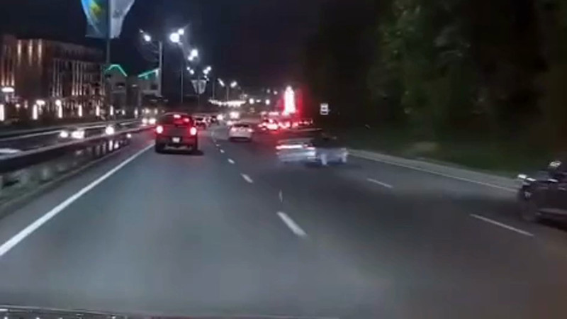 19-летний водитель Honda в Алматы врезался в дорожный знак и вылетел в арык после неудачного маневра, момент аварии попал на видео.