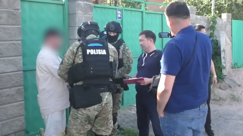 Необычные ритуалы иностранца на улице Абая в Алматы: что произошло 15 октября?