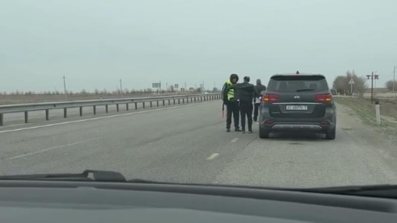 "Белорусские автоблогеры столкнулись с коррупцией в Казахстане: полиция остановила за отсутствие техосмотра на транзитном авто из Кыргызстана"