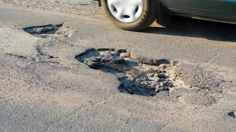 В Алматы водители освобождены от штрафов за ямы на улицах с 1 ноября