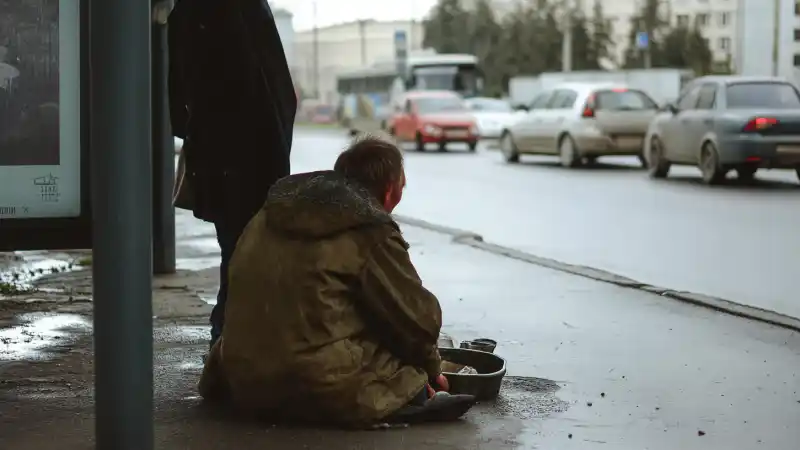 Казахстанец без рук и ног просидел 10 лет на остановке: подробности