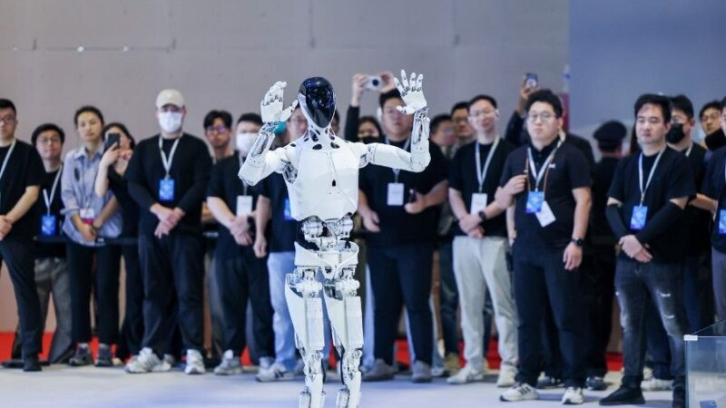 Китайская автопроизводитель продемонстрировала гуманоидного робота, занимающегося сборкой электромобилей