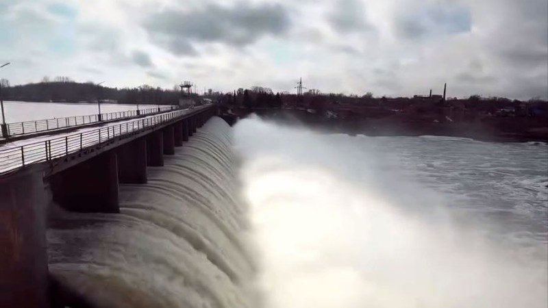 "Северо-Казахстанская область: уровень воды в Сергеевском водохранилище вырос, введены ограничения на автодороге из-за паводков"