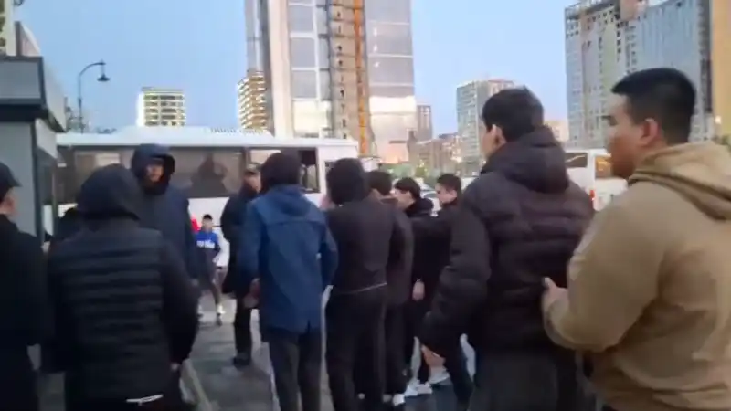 Футбольные фанаты устроили массовую драку на улице Абая в Астане: один арестован 15 октября