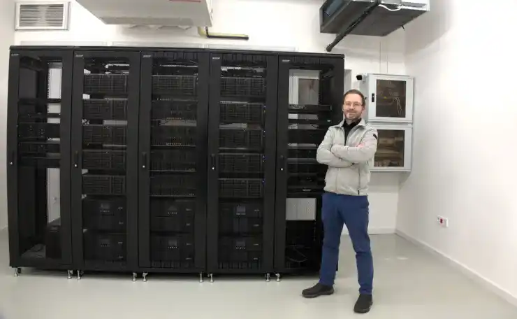 Суперкомпьютер и Денис Юрин в астрофизическом институте Алматы. Фото: ©Tengrinews.kz