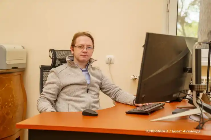 Сотрудник астрофизического института Алматы. Денис Юрин. Фото: ©Tengrinews.kz/Болат Айтмолда