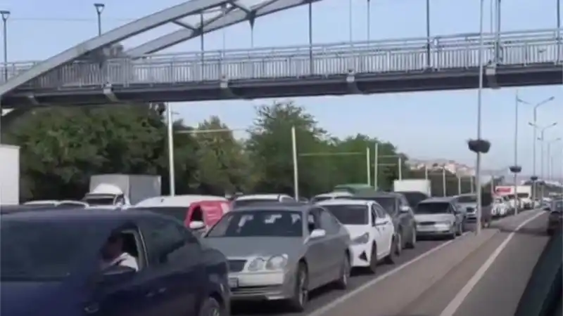 Заторы в Алматы: перекрытие улицы Аль-Фараби 15 октября создало транспортный коллапс
