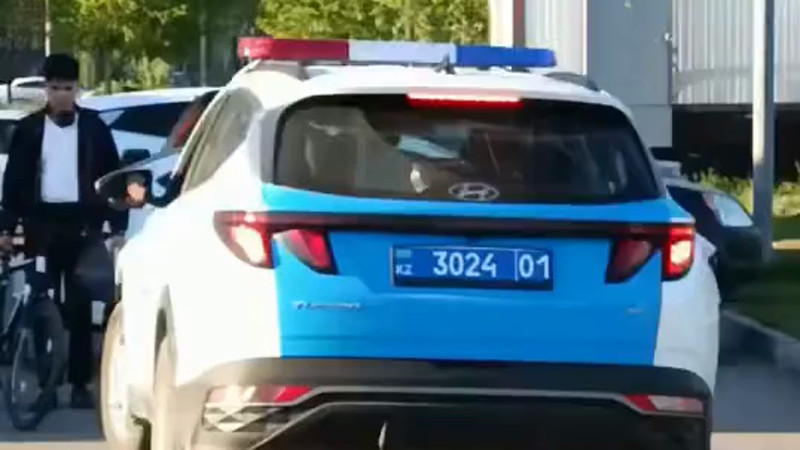 Водитель патрульного авто в Астане пересек тротуар на вызов и был привлечен к ответственности