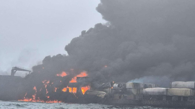 Пожар в Северном море произошел из-за столкновения нефтяного танкера с грузовым судном