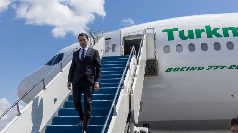 Туркменский лидер прибыл в Астану: встреча на улице Республики 15 октября