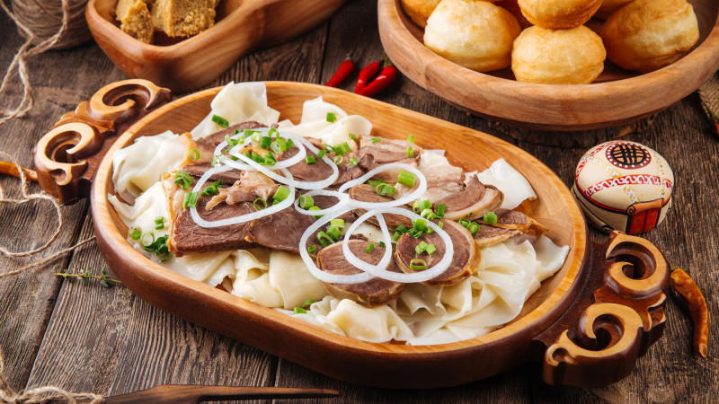 TasteAtlas, международный гастрономический гид, представил новый рейтинг лучших кухонь мира. В десятке лидеров оказались Греция, Италия, Мексика, Испания, Португалия, Турция, Индонезия, Франция, Япония и Китай. Эти страны были отмечены за разнообразие блю