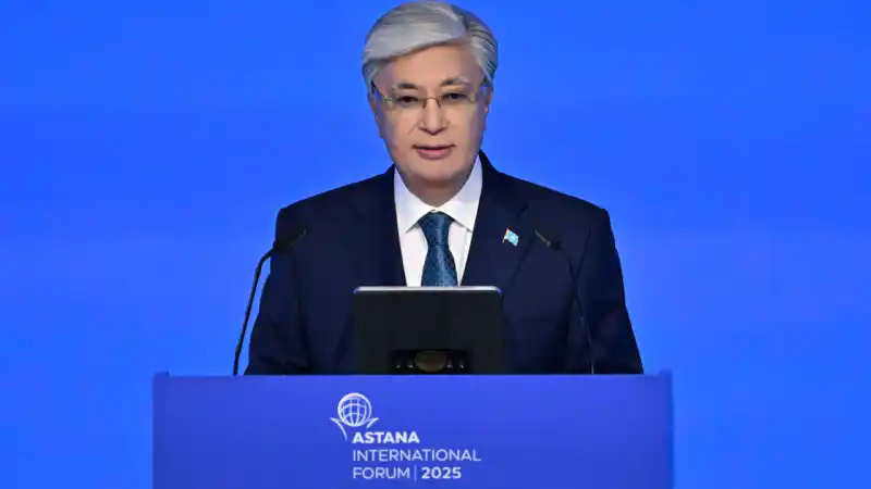 Алматы: Токаев делится уникальным рецептом для глобального здоровья на улице Абая