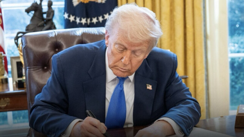 Трамп продлил на год режим чрезвычайного положения в США из-за угрозы со стороны России