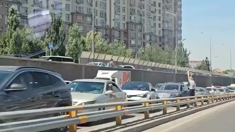 Алматинцы сообщают о транспортном коллапсе на проспекте Аль-Фараби