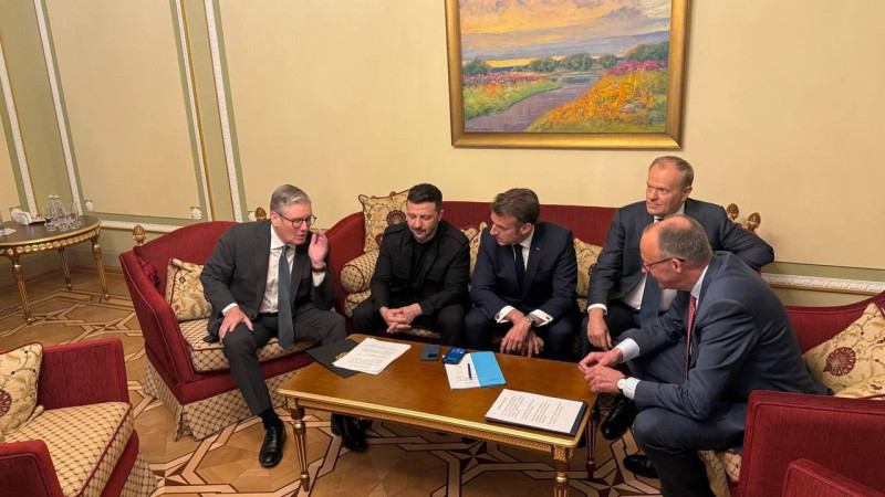 Украина объявила о готовности к полному и безусловному прекращению огня на 30 дней