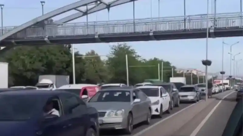 Алматы: новый аким опроверг слухи о связи рабочих поездок с пробками на проспекте Достык