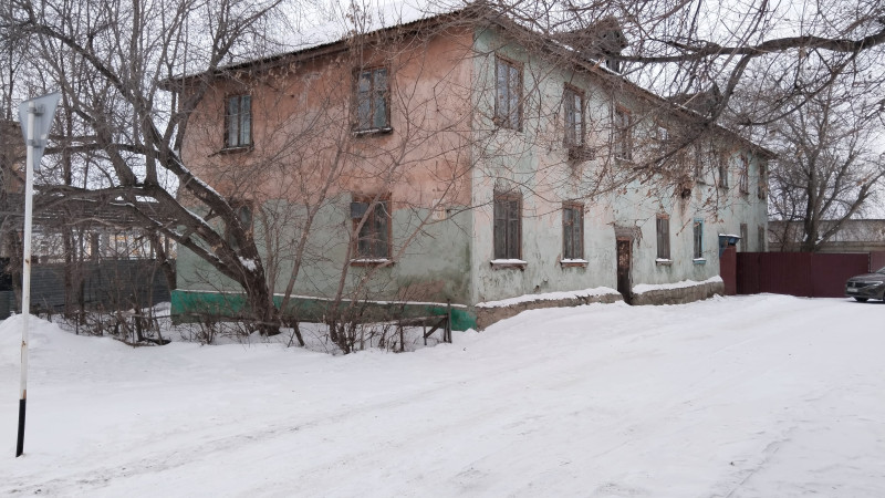 «Опасность обрушения: жители аварийного дома в Рудном вынуждены спасаться от холода в куртках»