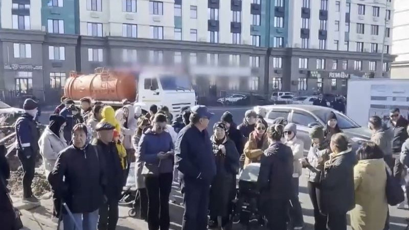 "Жители жилого комплекса New City в Атырау требуют решения проблемы с водоснабжением после почти годового отсутствия воды"