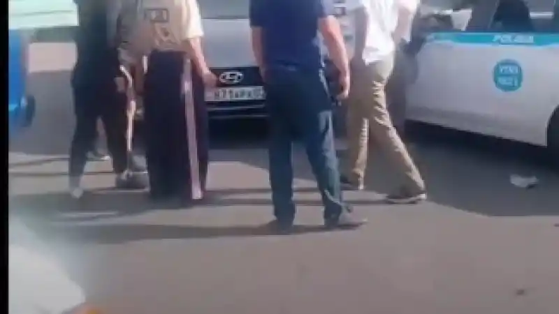 Алматы: Задержанный устроил ДТП из патрульного авто на улице Абая 15 октября