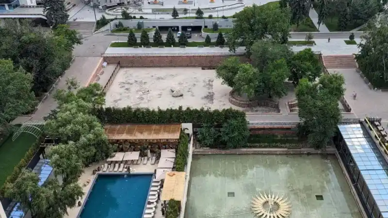 Алматы: гостиница 'Казахстан' оштрафована за незаконный бассейн на месте фонтана Атырау