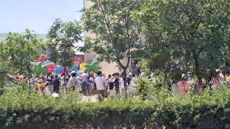 В Актау произошел хаос и давка из-за того, что бизнесмена привлекли к ответственности за бесплатную раздачу мороженого