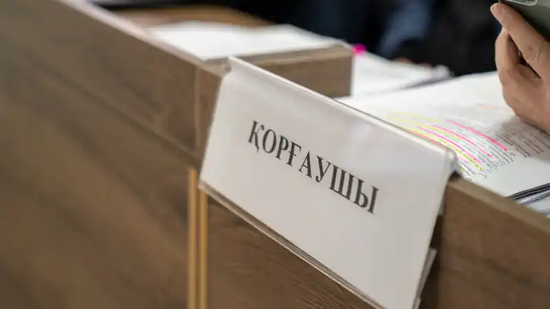 Адвокат Бейбитжан Сайлауулы требует освобождения экс-дипломата Сакена Мамаша в Алматы Атырау