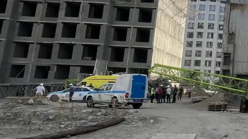 Трагедия в Алматы: кран обрушился на стройке на улице Абая, один человек погиб Атырау