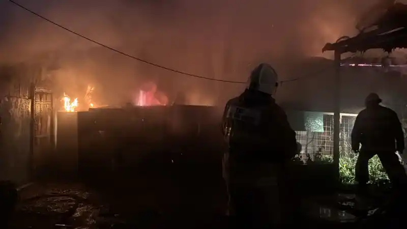 Трагедия в Алматы: огненная стихия унесла жизнь и разрушила дома в ночной тьме Атырау