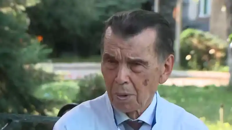 Вечный стетоскоп: 86-летний Ахат Мулюков продолжает писать историю медицины в Алматы Атырау