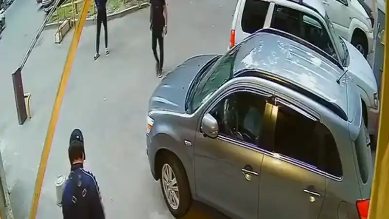 Алматы в шоке: неизвестные с топором напали на прохожих на улице Абая