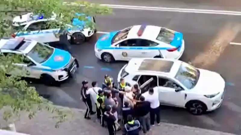 Конфликт в Алматы: жесткое задержание мужчин полицией стало вирусным в соцсетях Атырау