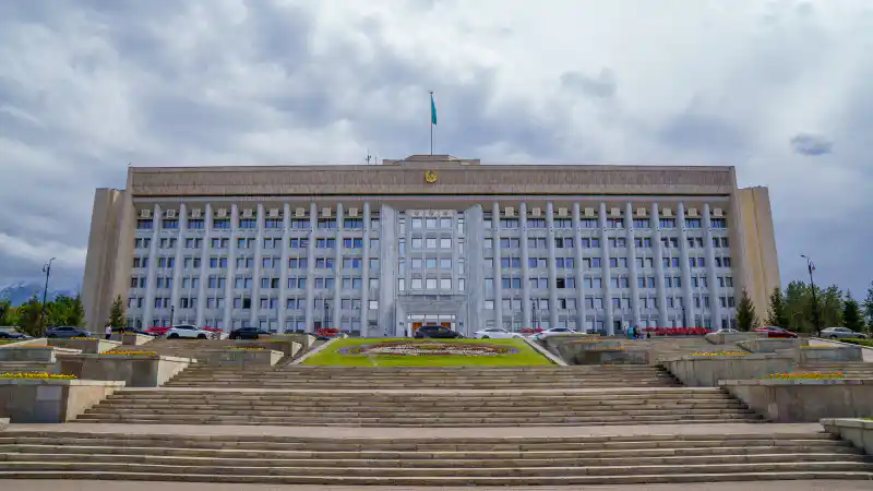 От пробок до небес: как новый аким Алматы Дархан Сатыбалды обходит городские заторы на служебной машине и в воздухе Атырау