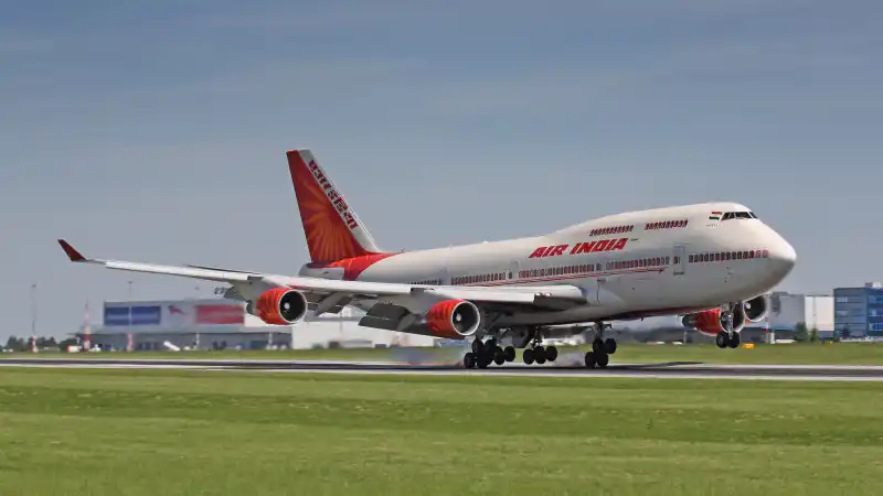 Пассажиры в шоке: угроза взрыва на борту Air India вызывает панику и вопросы о безопасности Атырау
