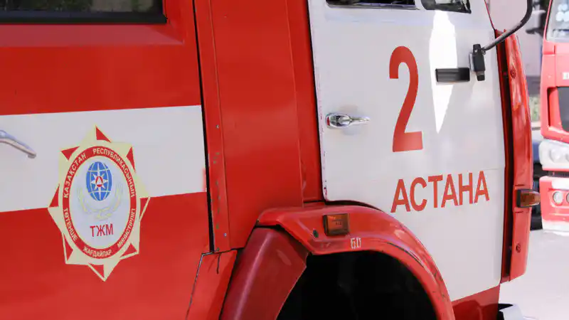 Пожар в жилом комплексе Астаны: экстренные службы борются с огнем на улице Нурсултан Назарбаев, 15 октября 2023 Атырау