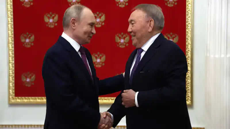 Назарбаев покинул Казахстан: пресс-секретарь прокомментировал ситуацию на улице Республики 15 октября