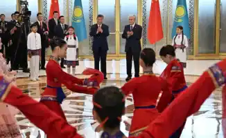 Кто встречал Си Цзиньпина в Астане: дети или тайна?
