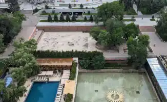 Алматы: гостиница 'Казахстан' оштрафована за незаконный бассейн на месте фонтана