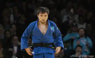 Елдос Сметов завершает карьеру на родной земле: прощание на улице чемпионов в Алматы