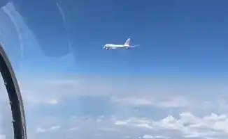 Общественность обсуждает военное сопровождение самолета Си Цзиньпина в Астане