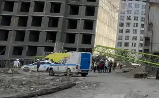 Трагедия в Алматы: кран обрушился на стройке на улице Абая, один человек погиб