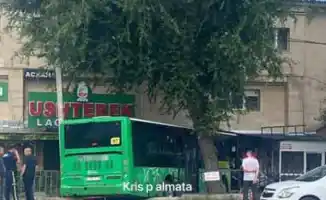 Авария на улице Абая: автобус врезался в легковушку и дом в Алматы 20 июня