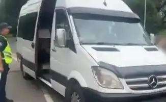 На дороге к приключениям: пьяный капитан микроавтобуса чуть не унес детей в шторм опасностей