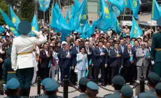 В Алматы на площади Республики подняли флаг высотой 30 метров в честь Дня города