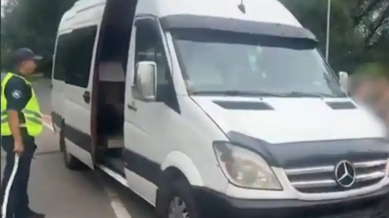 На дороге к приключениям: пьяный капитан микроавтобуса чуть не унес детей в шторм опасностей Атырау