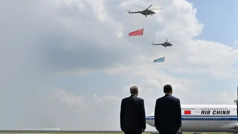 Встреча двух титанов: Токаев и Си Цзиньпин на взлетной полосе дипломатии Атырау