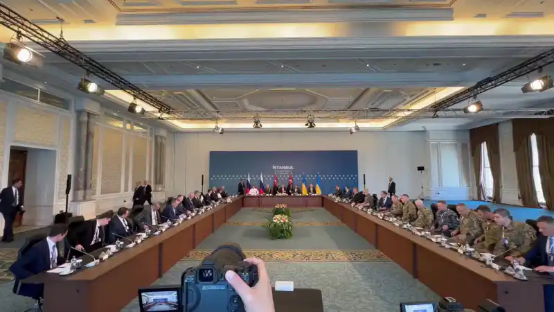 Стамбул: Россия и Украина возобновляют переговоры в надежде на мирное разрешение конфликта