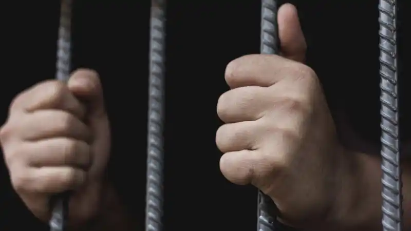 Общественность в шоке: обвинения во шпионаже против французов в Иране вызывают международный резонанс Атырау