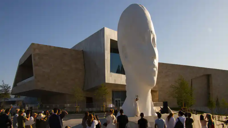 Алматинцы встретили новую символику города: как двенадцатиметровая голова девушки меняет облик мегаполиса Атырау